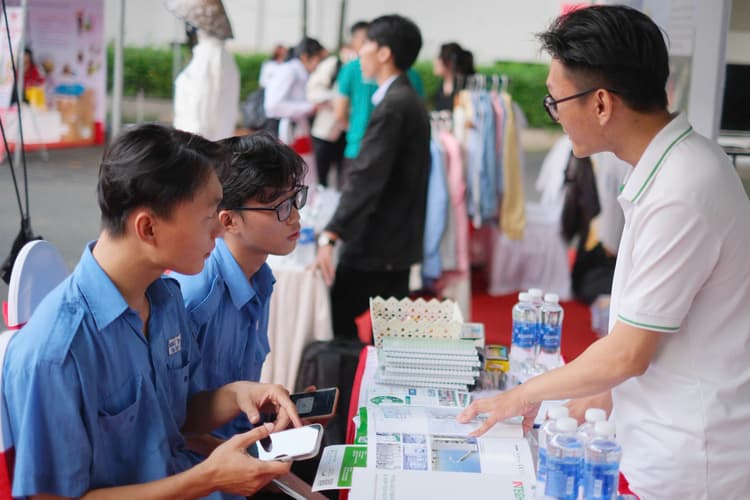 Việc làm nhiều, gen Z vẫn thất nghiệp