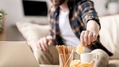 Dân công sở 'nghiện' ăn quà vặt