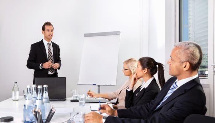 Vượt qua cảm giác khó xử khi nhân viên dưới quyền lớn tuổi hơn