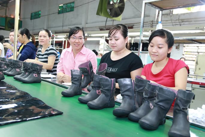 Tăng giờ làm thêm: Nên giới hạn một số ngành nghề