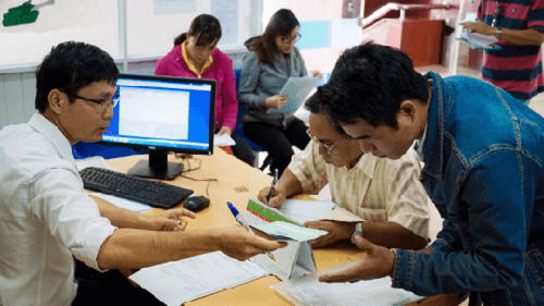 Chưa tăng lương cơ sở, thu nhập của công chức có ảnh hưởng?
