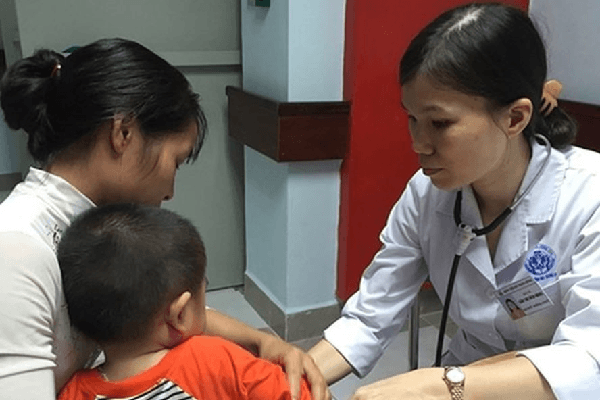 Mẹ hay cha được hưởng chế độ khi con ốm đau?