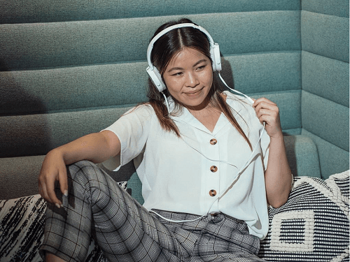 8 podcast tiếng Anh hay nhất dành cho người WFH