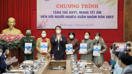 Trao tặng sổ BHXH, thẻ BHYT cho người nghèo