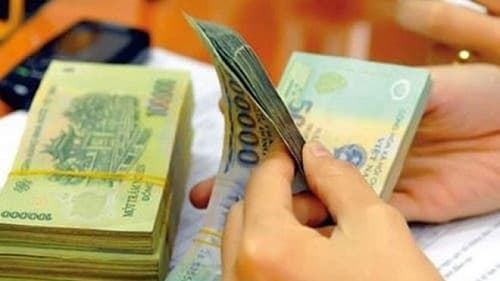 Được tạm ứng bao nhiêu % tiền lương trong khi bị tạm đình chỉ công việc?