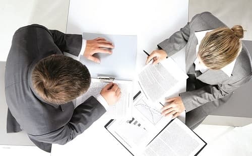 Có thể ký hợp đồng lao động làm việc từ xa với người nước ngoài hay không? Hay có thể chọn ký hợp đồng dịch vụ?