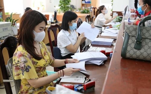 Người được tuyển dụng viên chức nhưng được bố trí công tác vị trí của công chức thì hưởng lương như thế nào?