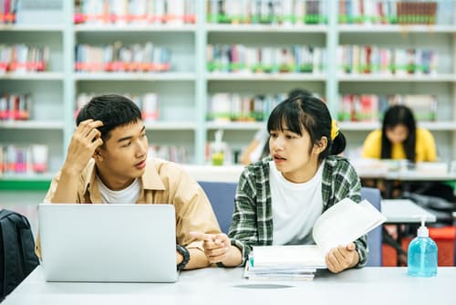 Cách Vượt Qua Áp Lực Đồng Trang Lứa Khi Tìm Việc